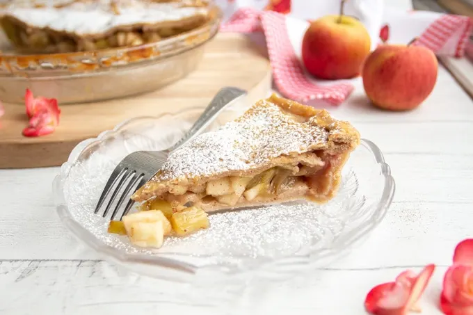 Simple-Cinnamon-Apple-Rhubarb-Pie-Recipe-3558.jpg